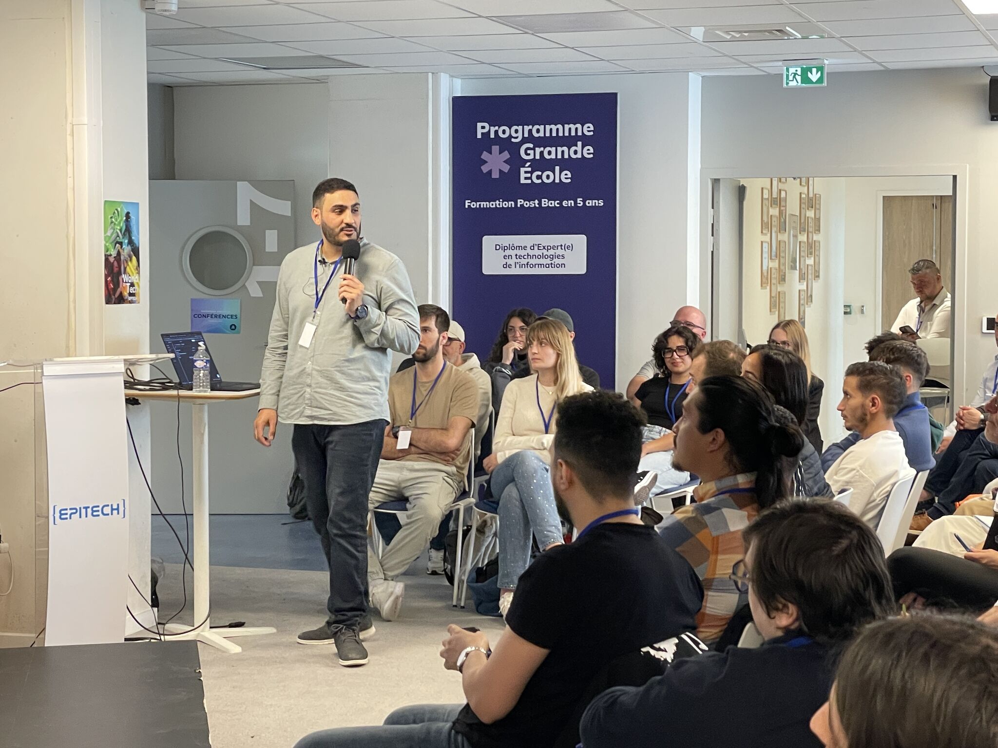 Atef en speaker devant les participants