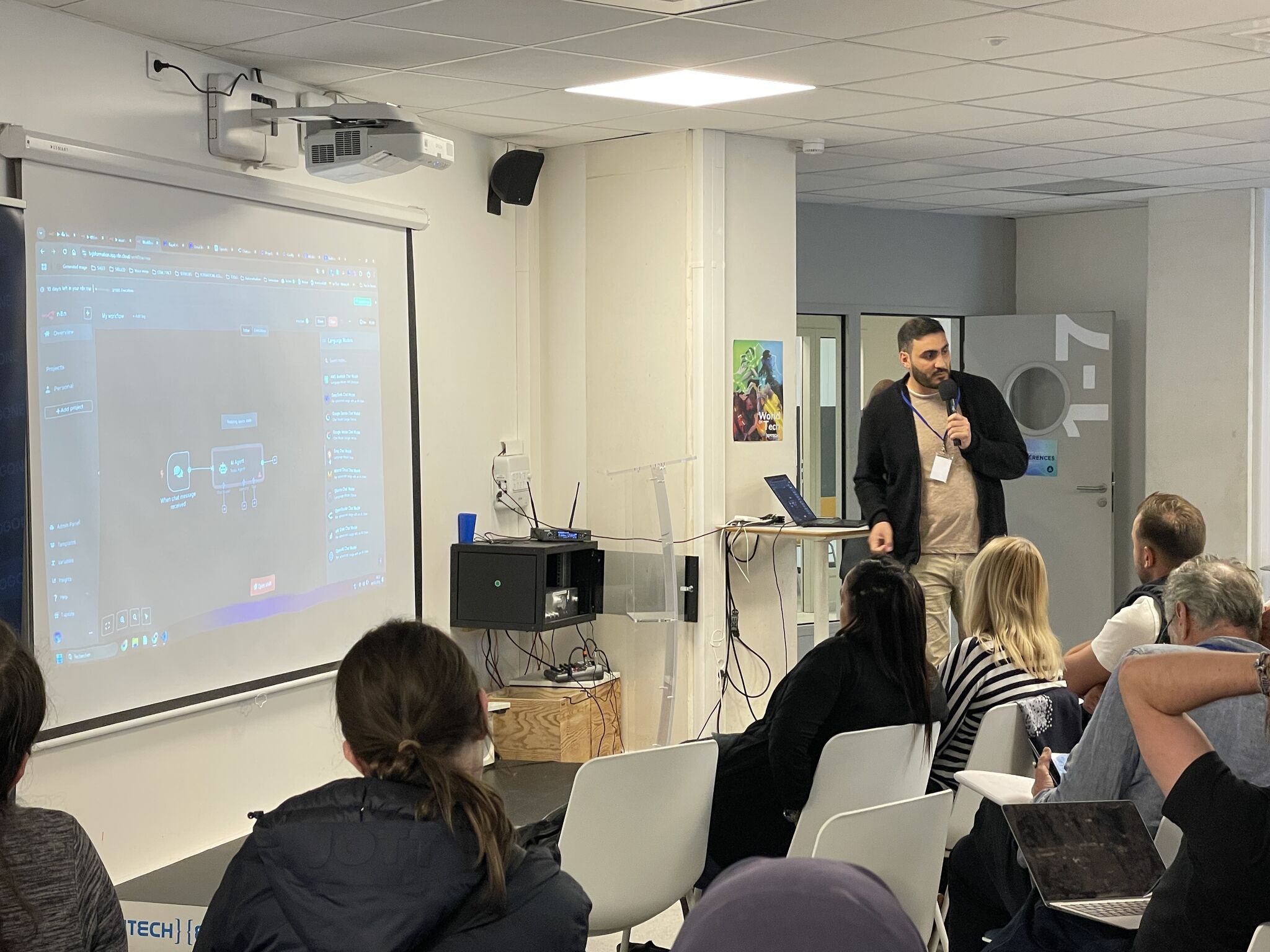 Salle de cours avec projecteur