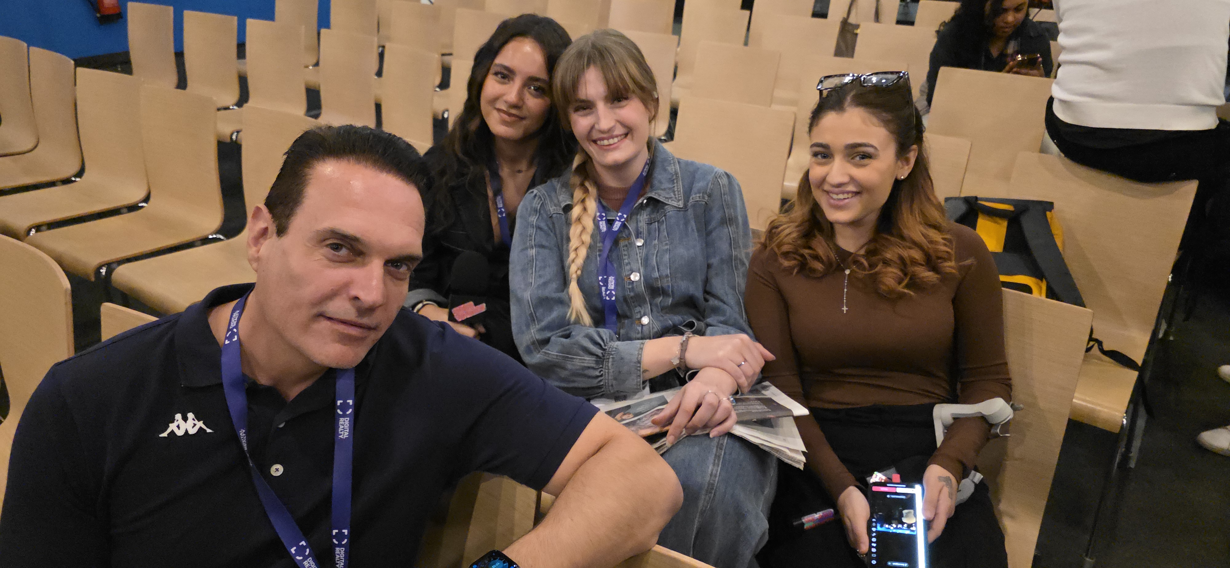Equipe dans les gradins du Vélodrome