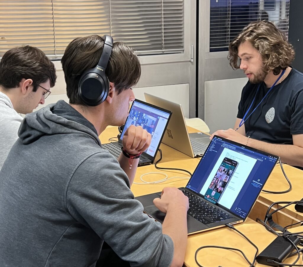 Eleves codent avec laptops et casques